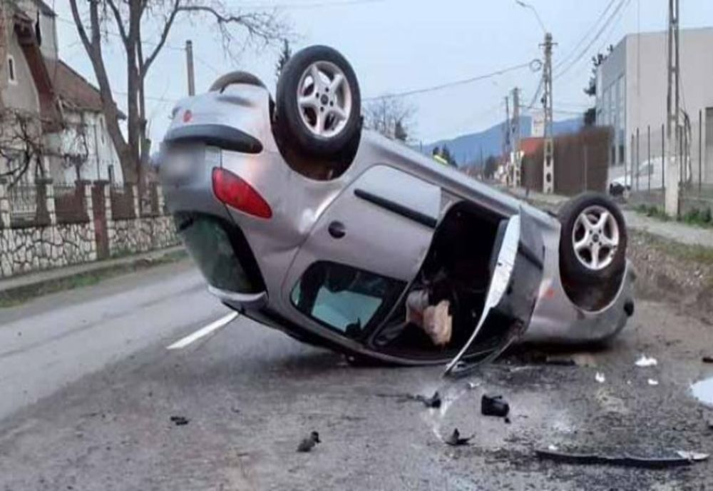 Doi copii au ajuns la spital după ce automobilul în care se aflau s-a răsturnat