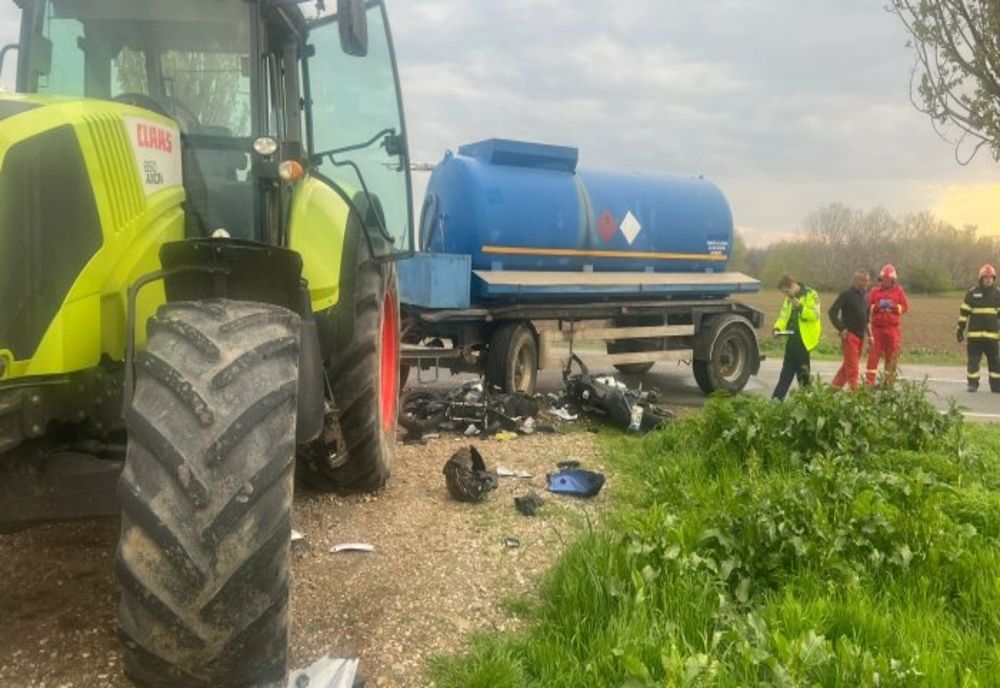 Accident cu un tractor și două motociclete, pe DN1D. Traficul este blocat. Doi tineri au fost răniți 