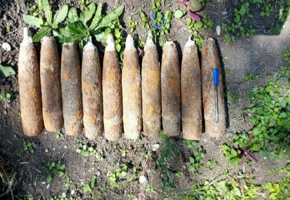 10 proiectile neexplodate, de calibrul 75 mm, descoperite în grădina unui prahovean