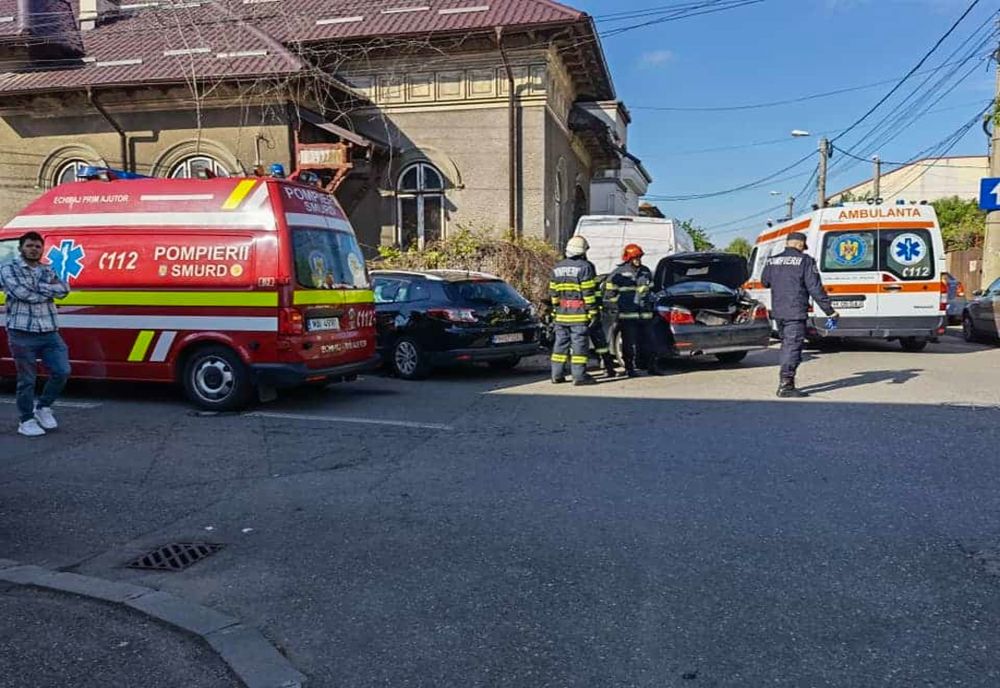 Accident cu cinci autovehicule implicate în Ploiești. O persoană a fost rănită