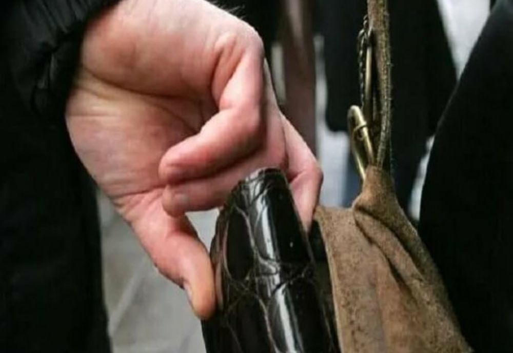 Prahova. O femeie a rămas fără 1.300 de lei. Hoțul a acționat într-un mijloc de transport în comun