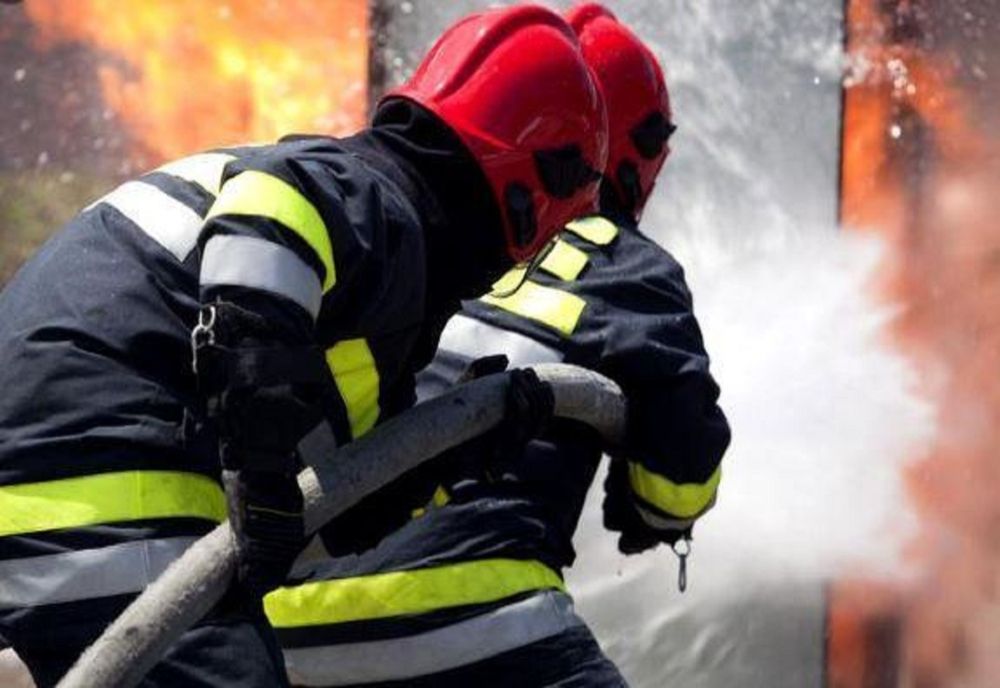 Prahova. Incendiu într-un apartament din Ploiești. O persoană a fost transportată la spital