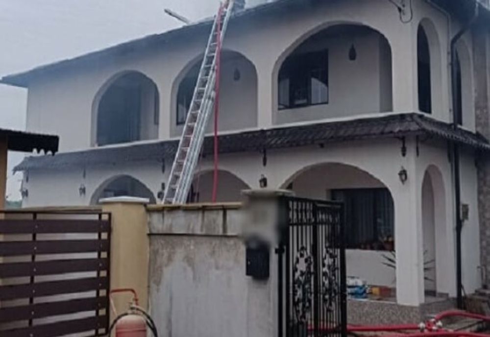 Prahova. Un incendiu violent a distrus o locuinţă, anexe gospodăreşti dar şi un autovehicul 