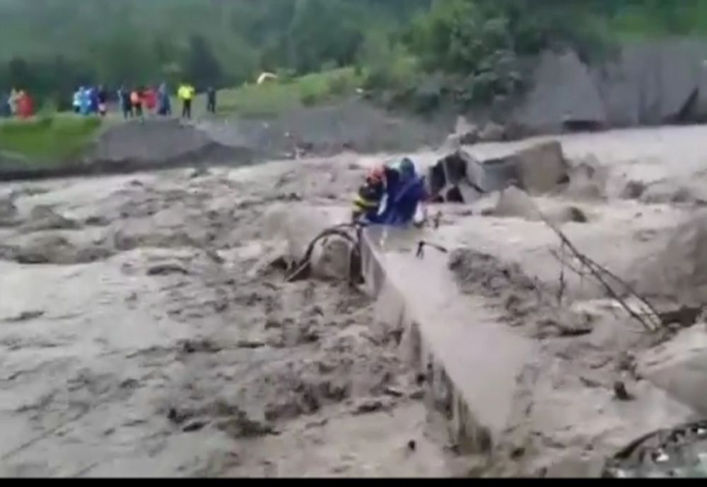 Inundații pe Valea Prahovei. Apa a intrat în subsoluri şi în mai multe case