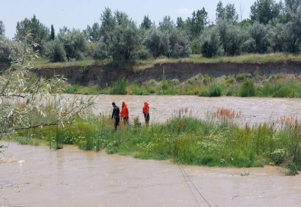 Prahova. Două persoane au rămas blocate pe o bucată de pământ, în albia râului Teleajen
