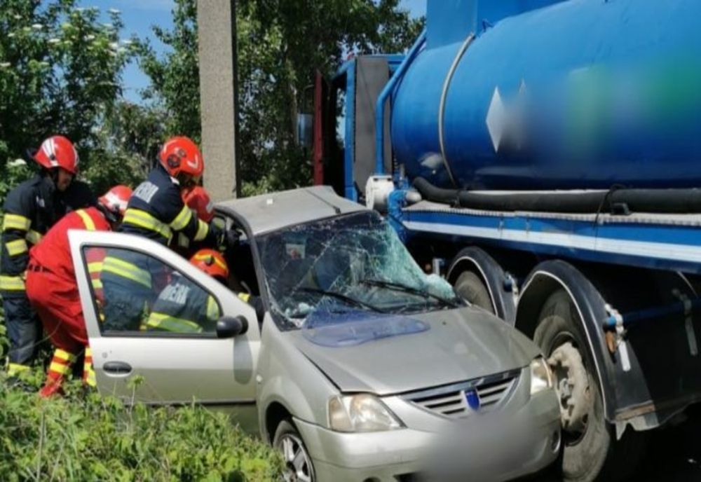 Doi morți, după ce o mașină s-a izbit violent de o cisternă, în Prahova