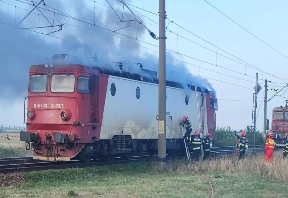 UPDATE: CIRCULAȚIA FEROVIARĂ A FOST RELUATĂ. LOCOMOTIVA UNUI TREN DE CĂLĂTORI, CUPRINSĂ DE FOC, ÎN HALTA TOMȘANI