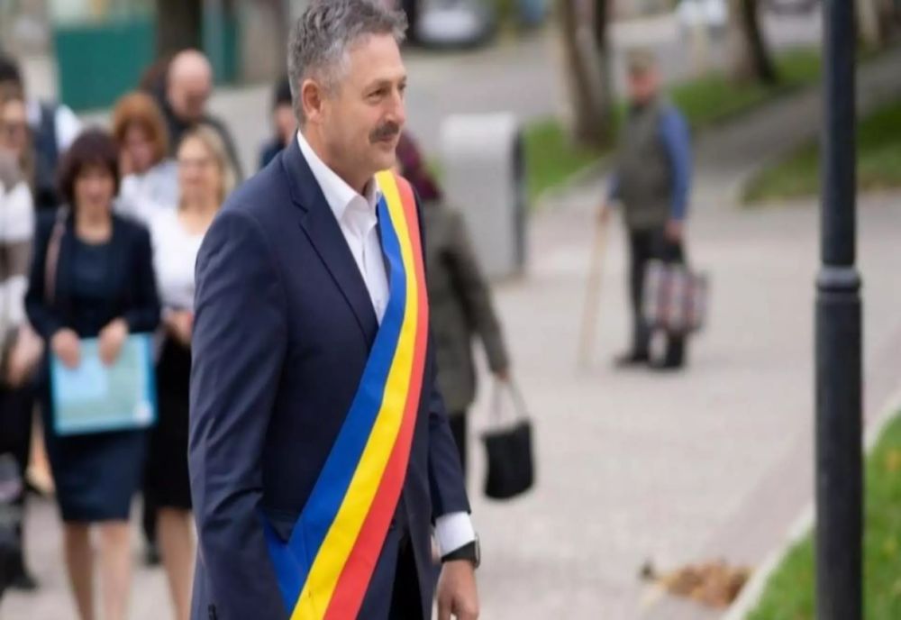 PRIMARUL DIN BUȘTENI, REȚINUT PENTRU 24 DE ORE, DUPĂ CE AR FI JIGNIT ȘI LOVIT O FEMEIE CHIAR ÎN SEDIUL INSTITUȚIEI