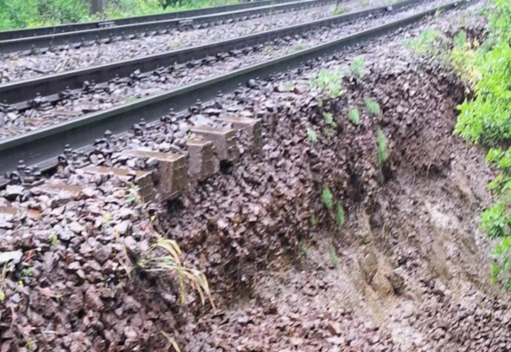 RESTRICȚII DE CIRCULAȚIE ȘI TRAFIC FEROVIAR PERTURBAT DIN CAUZA PLOILOR ABUNDENTE