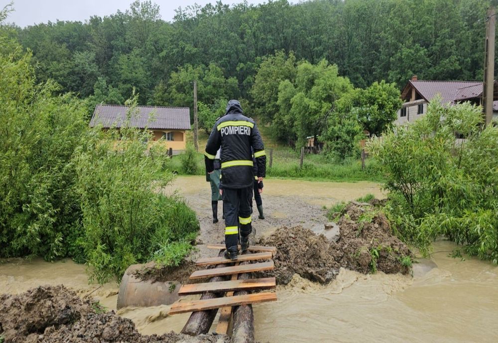 PRAHOVA: Cod roşu hidrologic emis de autorităţi, după inundarea curţilor din trei localităţi