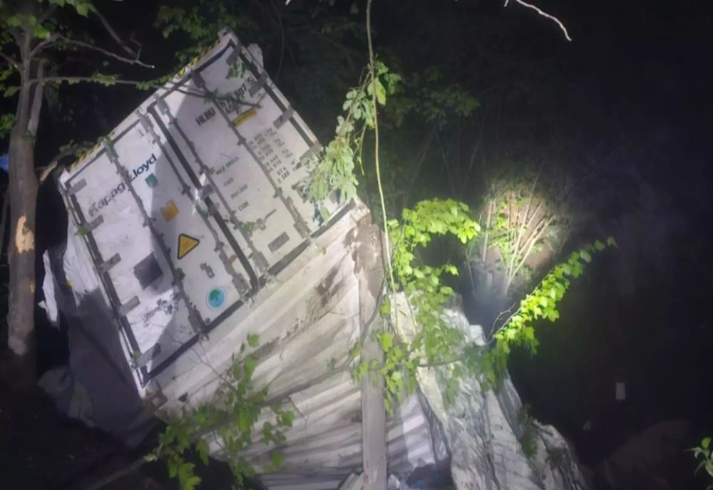 ACCIDENT GRAV PE DN1:  UN TIR A CĂZUT ÎNTR-O RÂPĂ