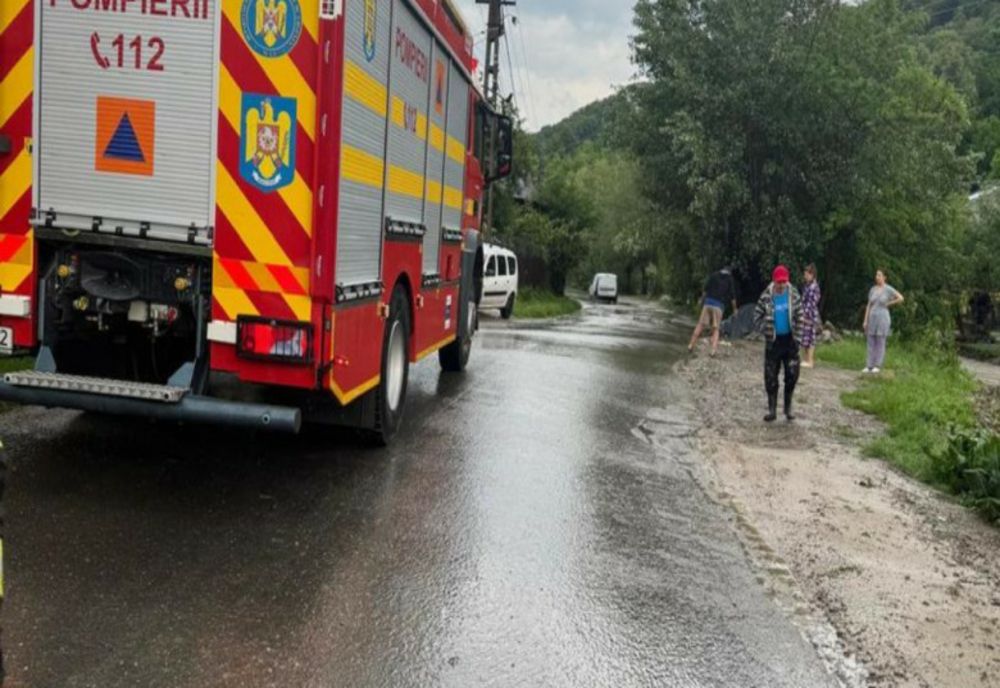 COD ROȘU DE GRINDINĂ ȘI INUNDAȚII ÎN PRAHOVA. PERSOANE EVACUATE DIN MAȘINI SURPRINSE DE VIITURĂ