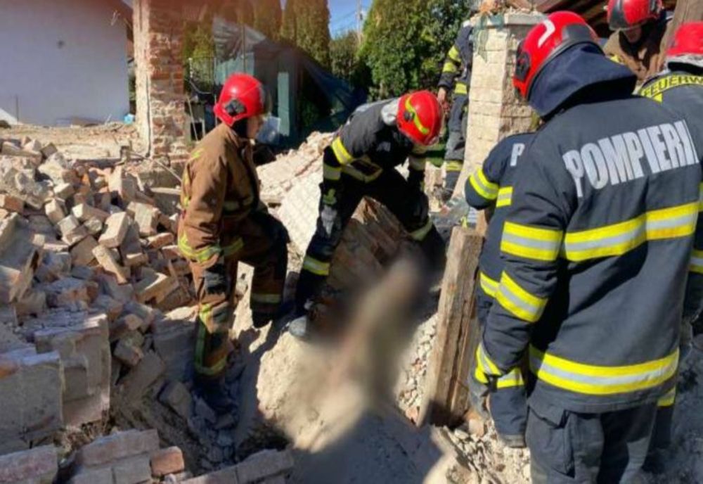DOUĂ PERSOANE, PRINSE SUB UN PERETE CARE S-A DĂRÂMAT