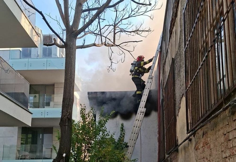INCENDIU VIOLENT ÎN CAPITALĂ. O CASĂ, MISTUITĂ DE FLĂCĂRI. POMPIERII AU INTERVENIT - FOTO/VIDEO