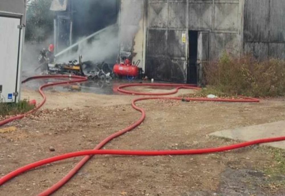INCENDIU LA O HALĂ LÂNGĂ CARE SE AFLĂ 50 DE TONE DE AZOTAT DE AMONIU