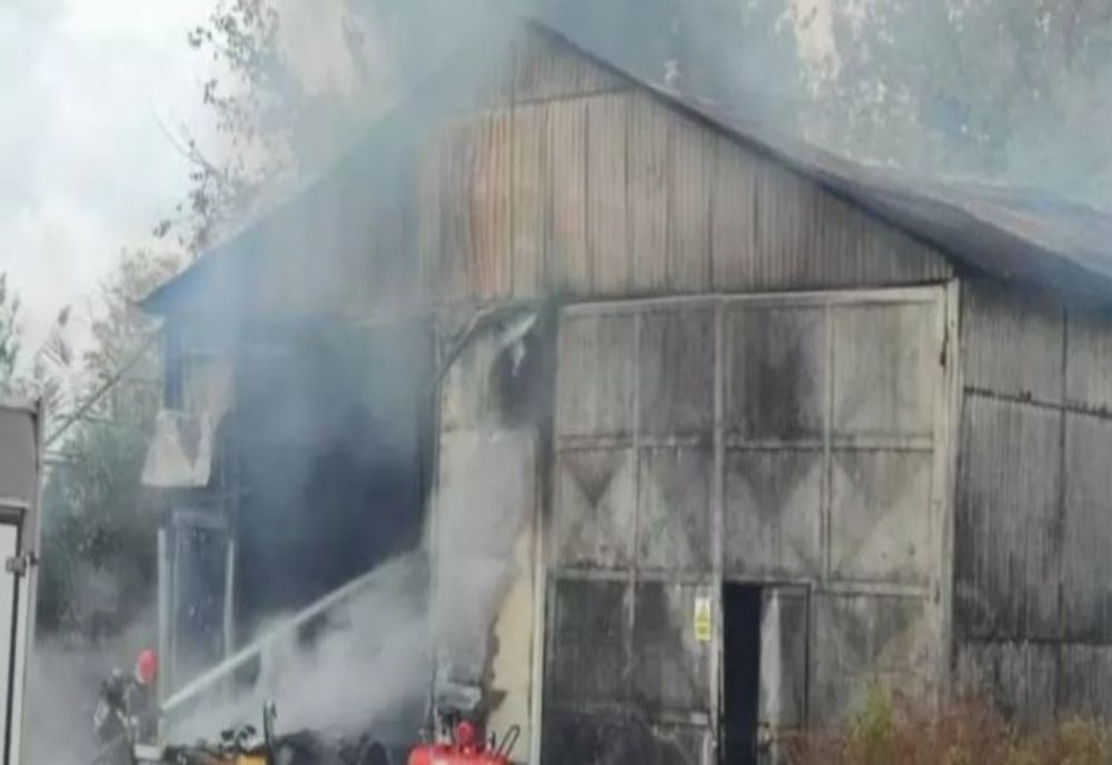 ALERTĂ ÎN JUDEȚUL PRAHOVA. INCENDIU LA O HALĂ UNDE SUNT DEPOZITATE 50 DE TONE DE AZOTAT DE AMONIU