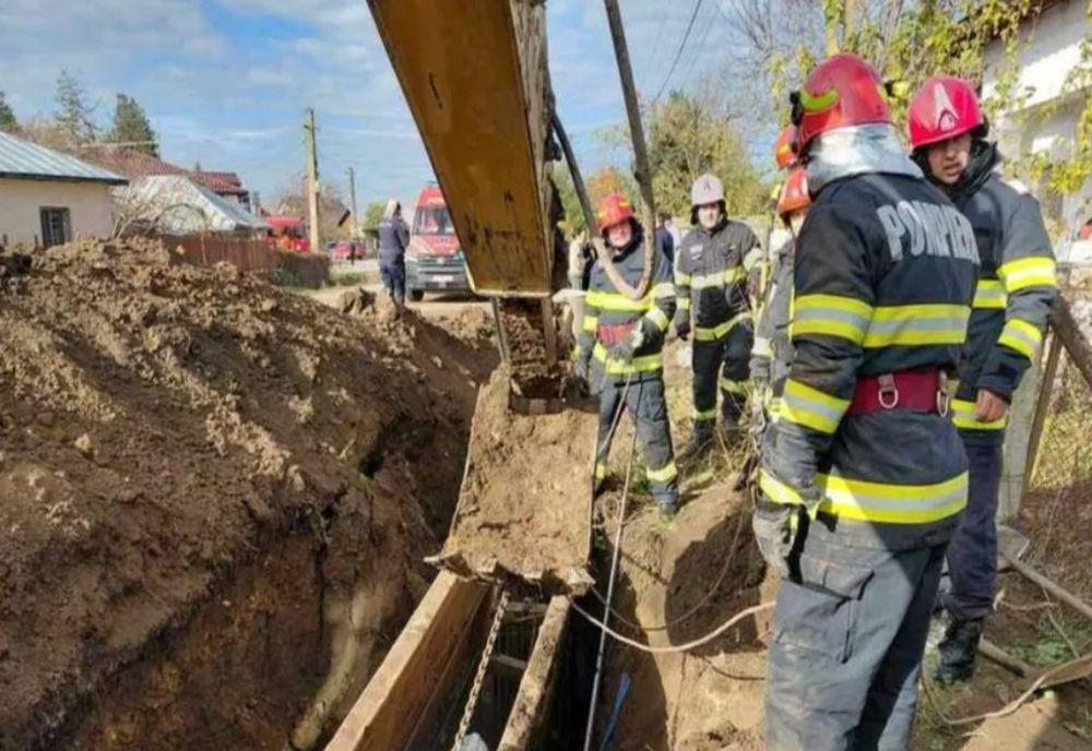 Cursă cotracronometru: doi muncitori, prinși sub un mal de pământ, în timp ce săpau un șanț. Incident dramatic în Prahova