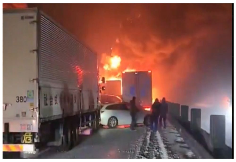 Haos pe autostradă: zeci de mașini au luat foc după un carambol uriaș. Un mort și peste 20 de răniți