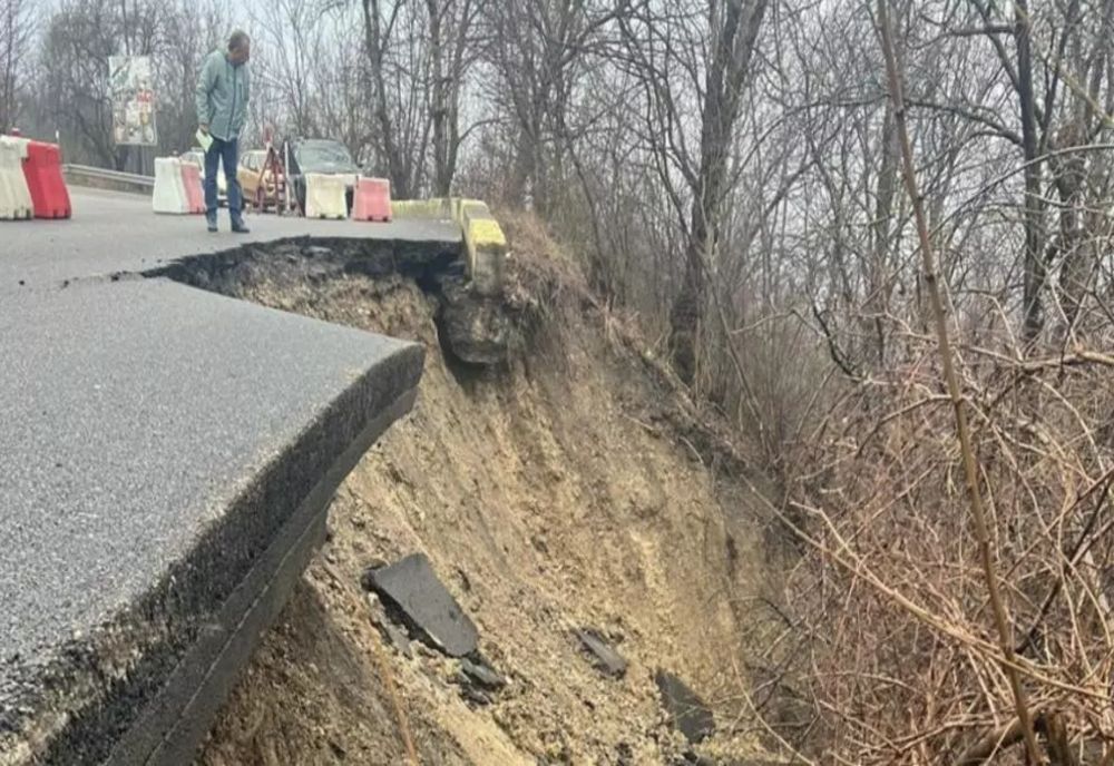Alertă în județul Prahova. Drumul judeţean afectat de o alunecare de teren în Câmpina s-a prăbuşit