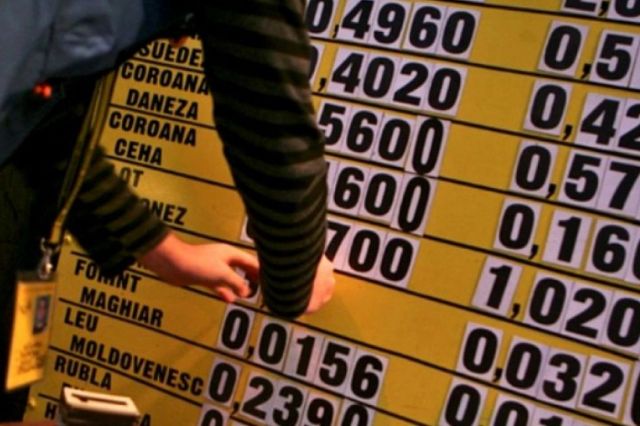 Adio „haiduciei” valutare. Românii ar putea plăti facturile strict la cursul oficial BNR