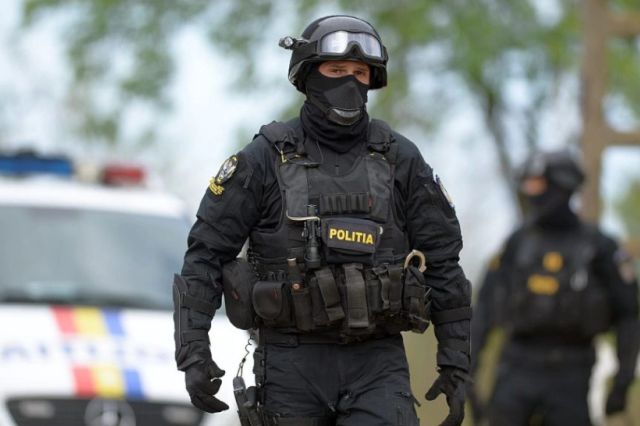 O angajată dintr-o primărie, suspectată de contrabandă cu țigări. Peste 100 de polițiști au descins la contrabandiști