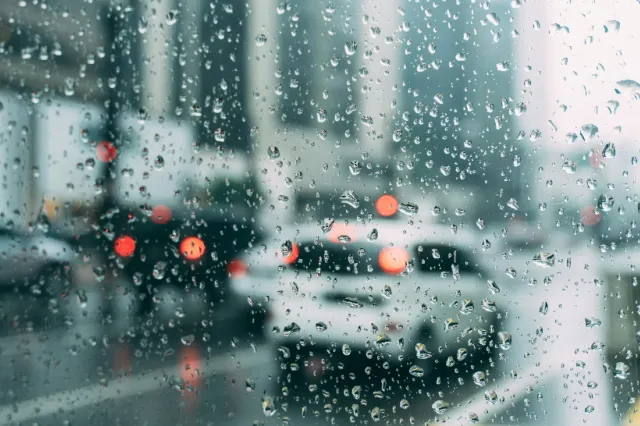 România, lovită de o răcire bruscă: sunt anunțate ploi și lapoviță. Directorul ANM : „O vreme mai rece decât în mod obișnuit!”