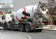 O cisternă a rămas împotmolită în betonul turnat pe DN1, la Bărcănești