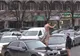 Doi tineri s-au ales cu dosar penal în urma unei farse. Au blocat două intersecții din Ploiești și au ieșit dezbrăcați din mașini VIDEO