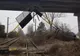 FOTO Trafic feroviar întrerupt în zona Ploieștiului! Balustrada unui pod căzută peste calea ferată!