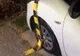 Unui polițist din Prahova i-au fost tăiate anvelopele mașinii drept răzbunare pentru că a întocmit un dosar penal!
