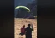 VIDEO| Momentul în care parapantistul din Ungaria a încercat să-și ia zborul de la Crucea Eroilor, dar a căzut în gol