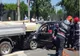 O mașină a intrat în plin într-o dubă încărcată cu lemne. Șoferul, rănit grav de lemnele intrate prin parbirz