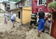 Peste 50 de locuințe și un supermarket inundate, 10 persoane evacuate, o mașină luată de viitură, în Prahova 