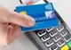 O femeie din Ploiești este cercetată penal fiindcă a plătit cumpărăturile cu un card găsit