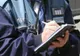 Prahova. Un tânăr fără permis s-a ales cu dosar penal după ce a vrut să mute o maşină care bloca accesul într-o curte