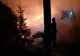 Incendiu violent, la Plopu. O casă şi anexe gospodăreşti mistuite de flăcări