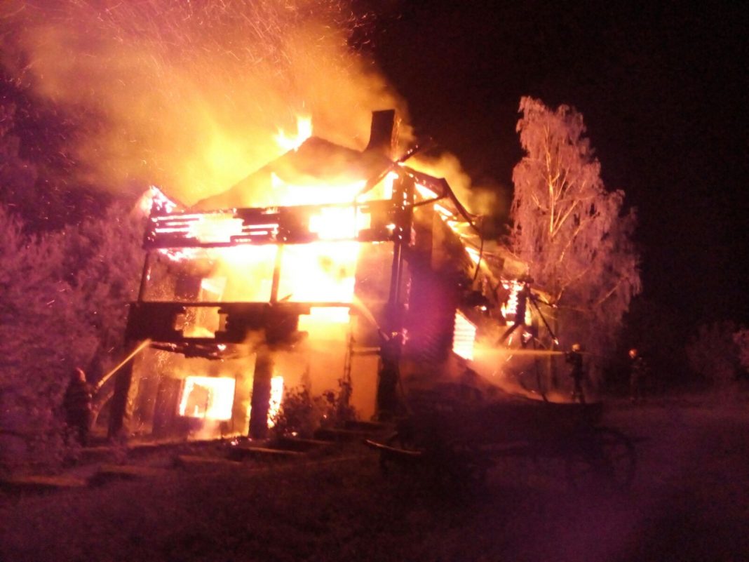 Incendiu devastator la o casă de vacanță din localitatea prahoveană Breaza.
