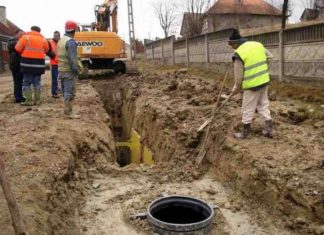 Lucări de extindere a rețelei de canalizare pe o stradă din Ploiești Locatarii de pe strada Cozia din Ploiești vor fi racordați, în sfârșit, la sistemul de nalizare.  Primăria Municipiului Ploiești demarează, începând din data de 9 iulie 2018, lucrări în ceea ce pirvește  extinderea rețelei de canalizare.