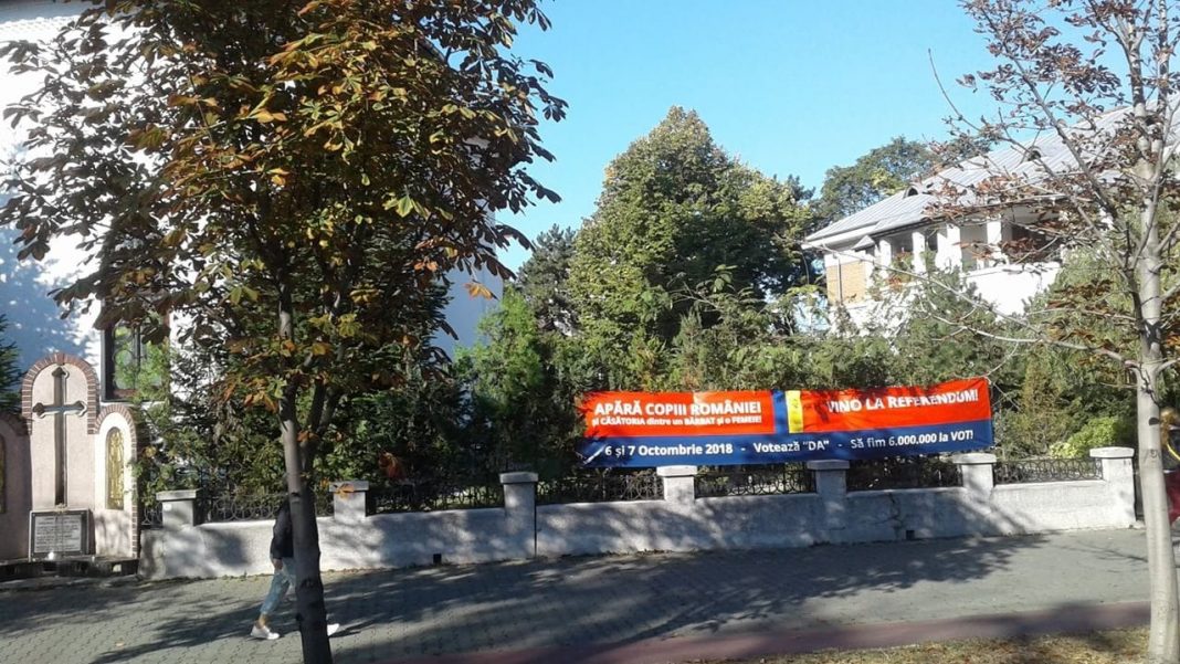 Bannerele pro-referendum cu drapelul național, afișate de bisericile din Prahova, sunt ilegale