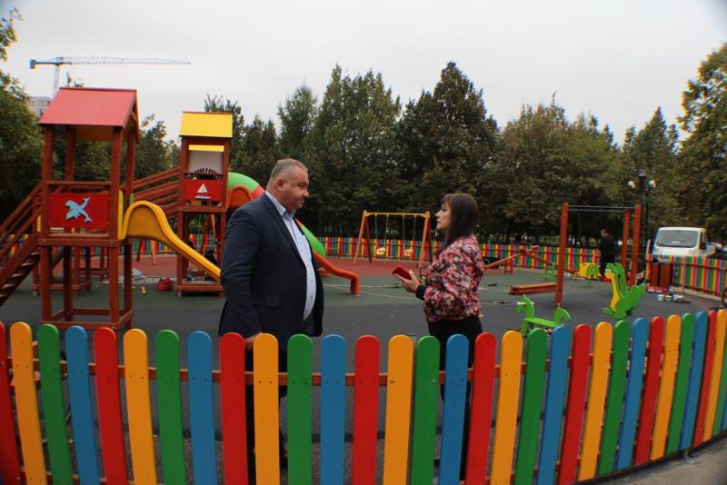 Investiție privată pentru copiii Ploieștiului. Un nou loc de joacă a fost amenajat în Parcul Mihai Viteazul